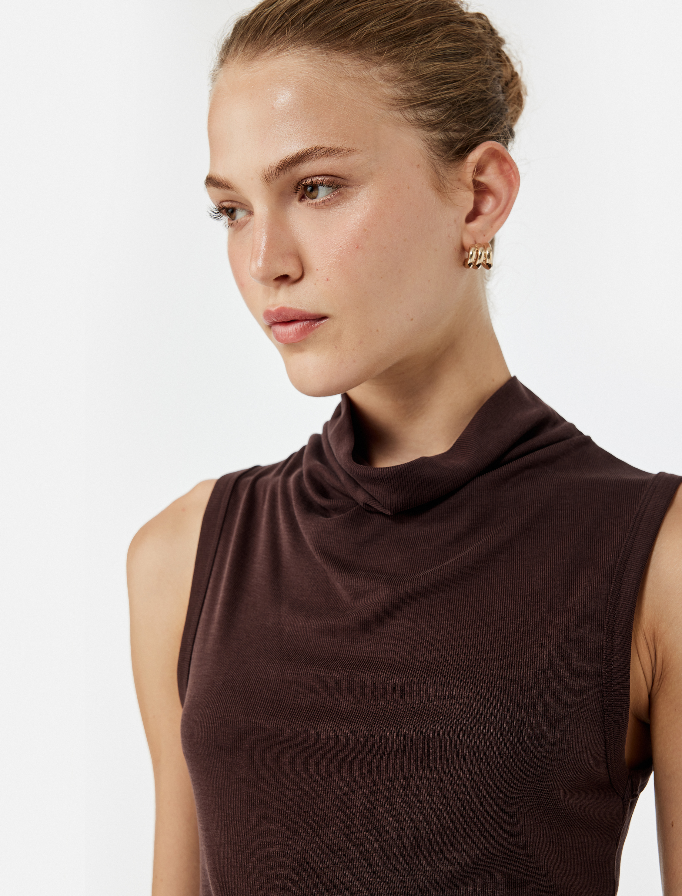 Modal Kumaş Slim Fit Dik Dökümlü Yaka Kolsuz Bluz