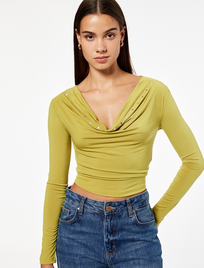  Slim Fit Uzun Kollu Metal Aksesuarlı Degaje Yaka Tişört