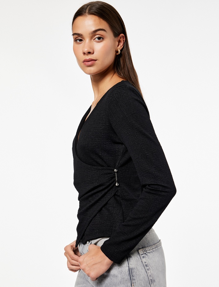  Metal Aksesuarlı Uzun Kollu Slim Fit Bürümcük Kruvaze Yaka Bluz