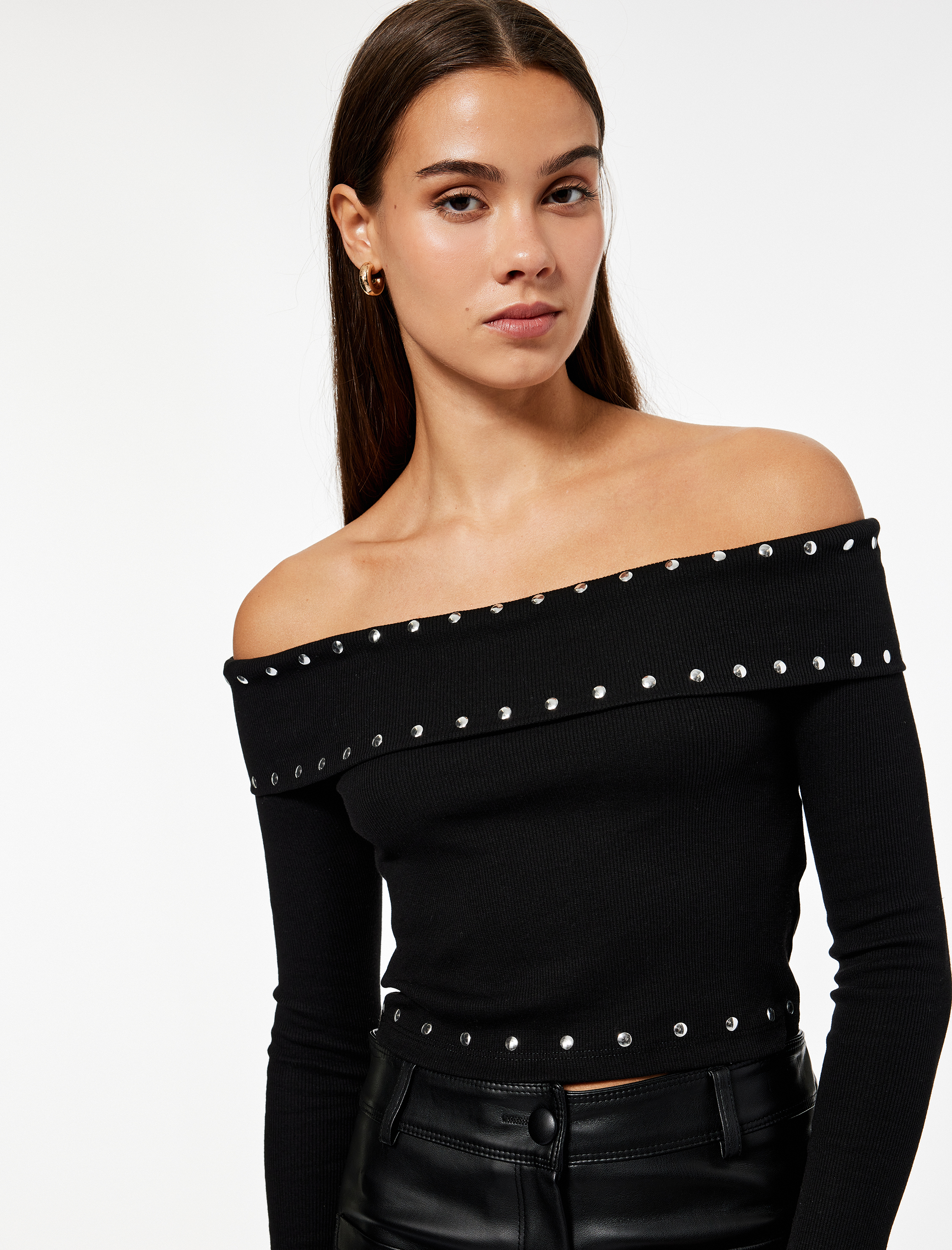   Pamuklu Metal Aksesuarlı Uzun Kollu Omzu Açık Tişört