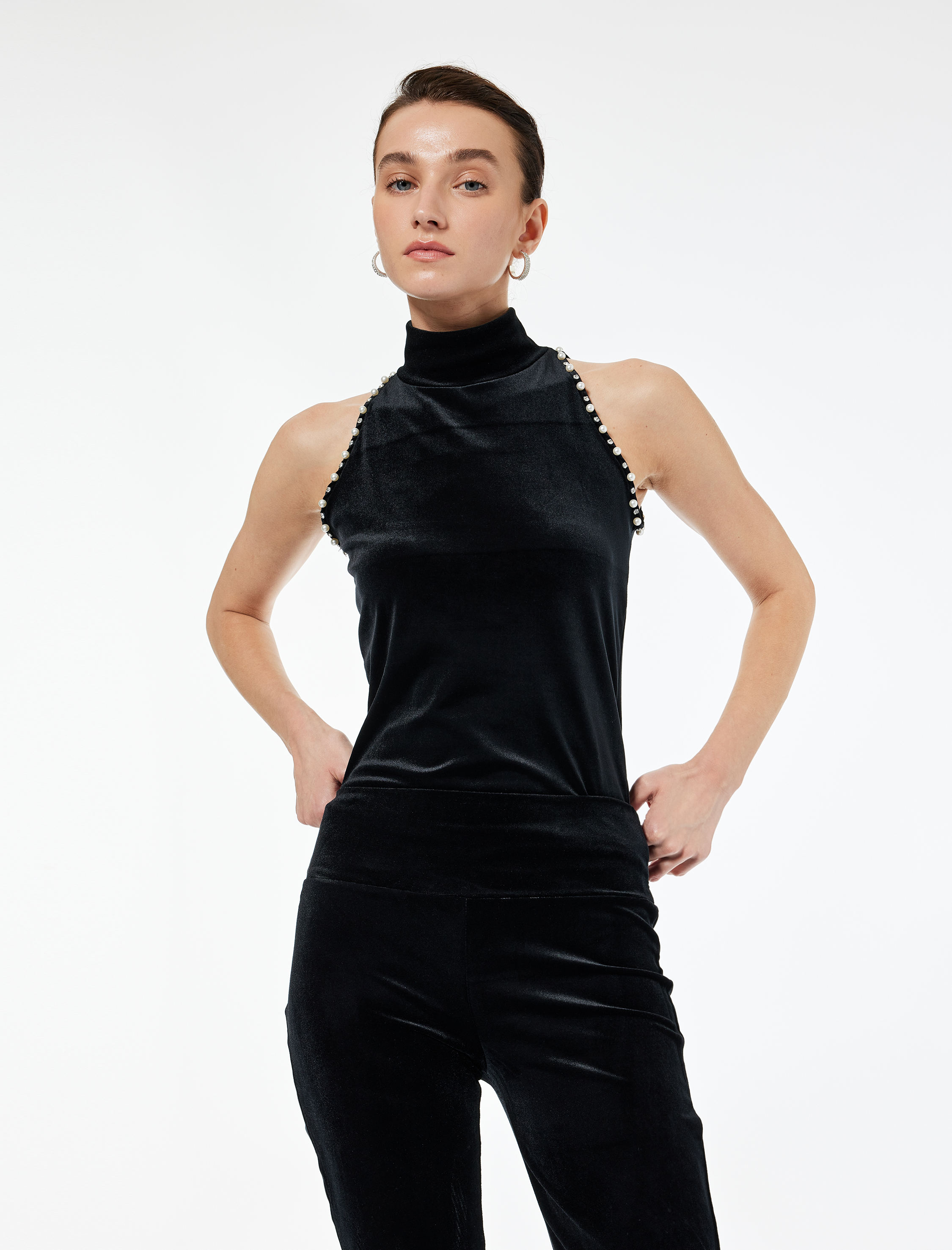   Slim Fit Kolsuz İnci Detaylı Dik Halter Yaka Kadife Bluz