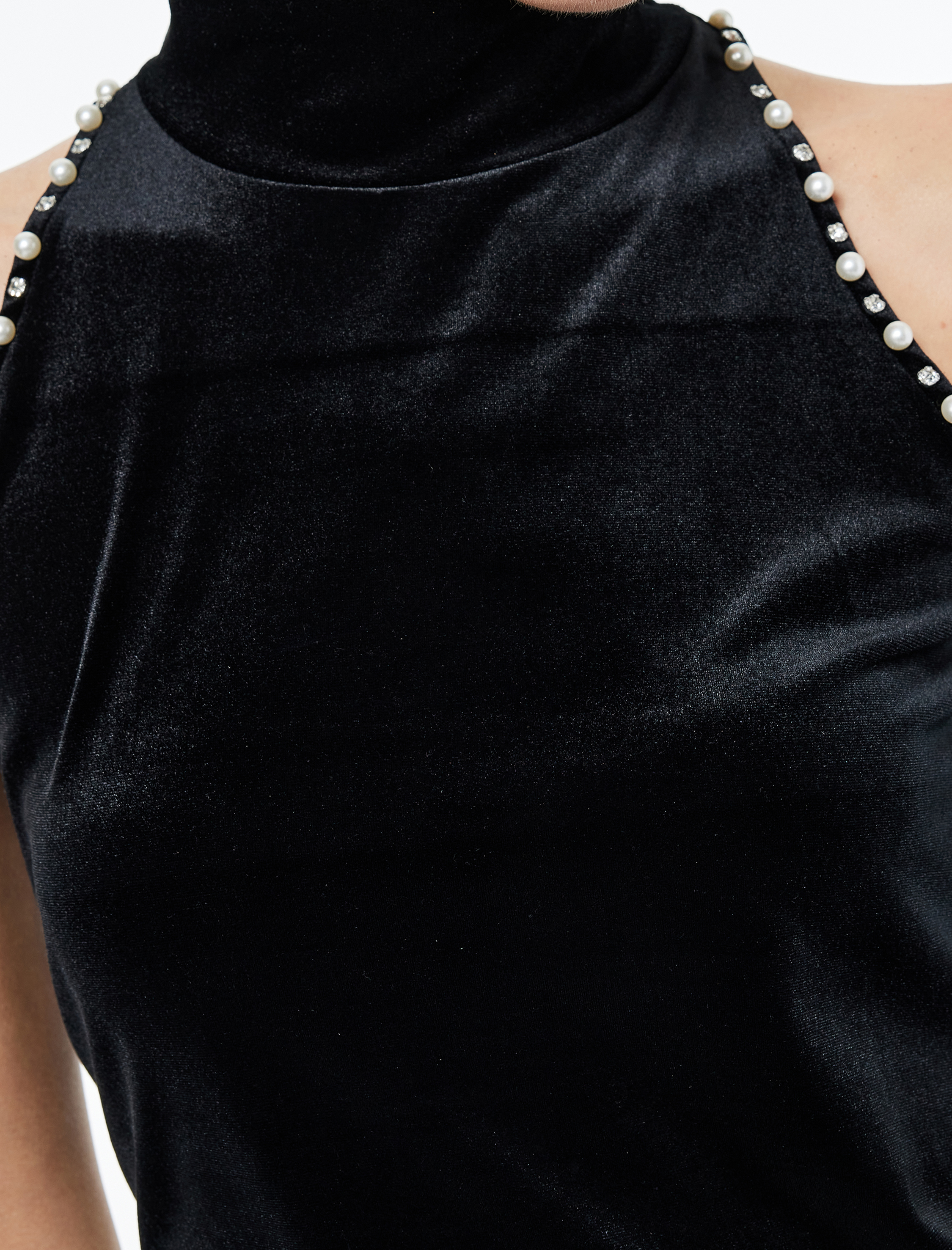   Slim Fit Kolsuz İnci Detaylı Dik Halter Yaka Kadife Bluz