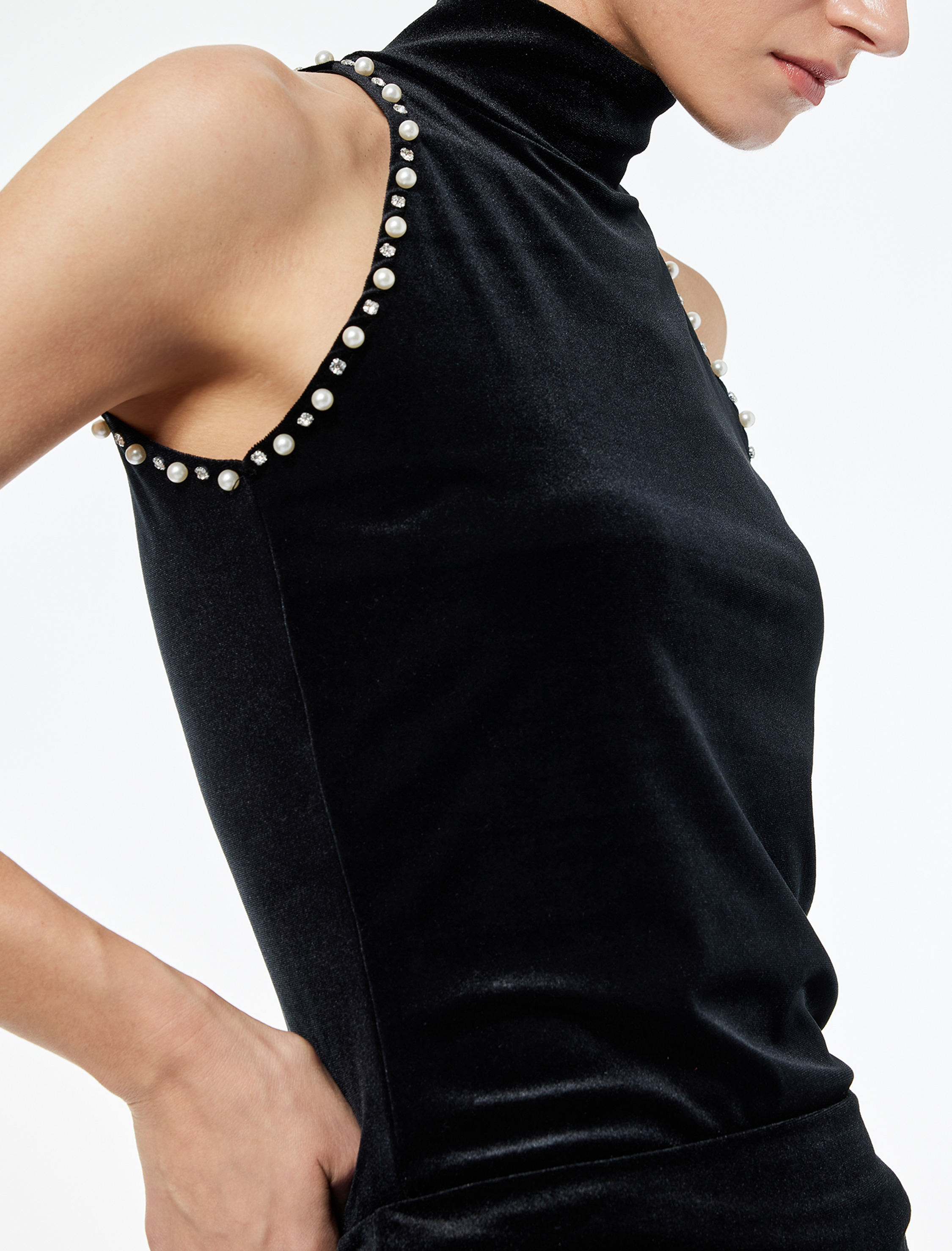   Slim Fit Kolsuz İnci Detaylı Dik Halter Yaka Kadife Bluz