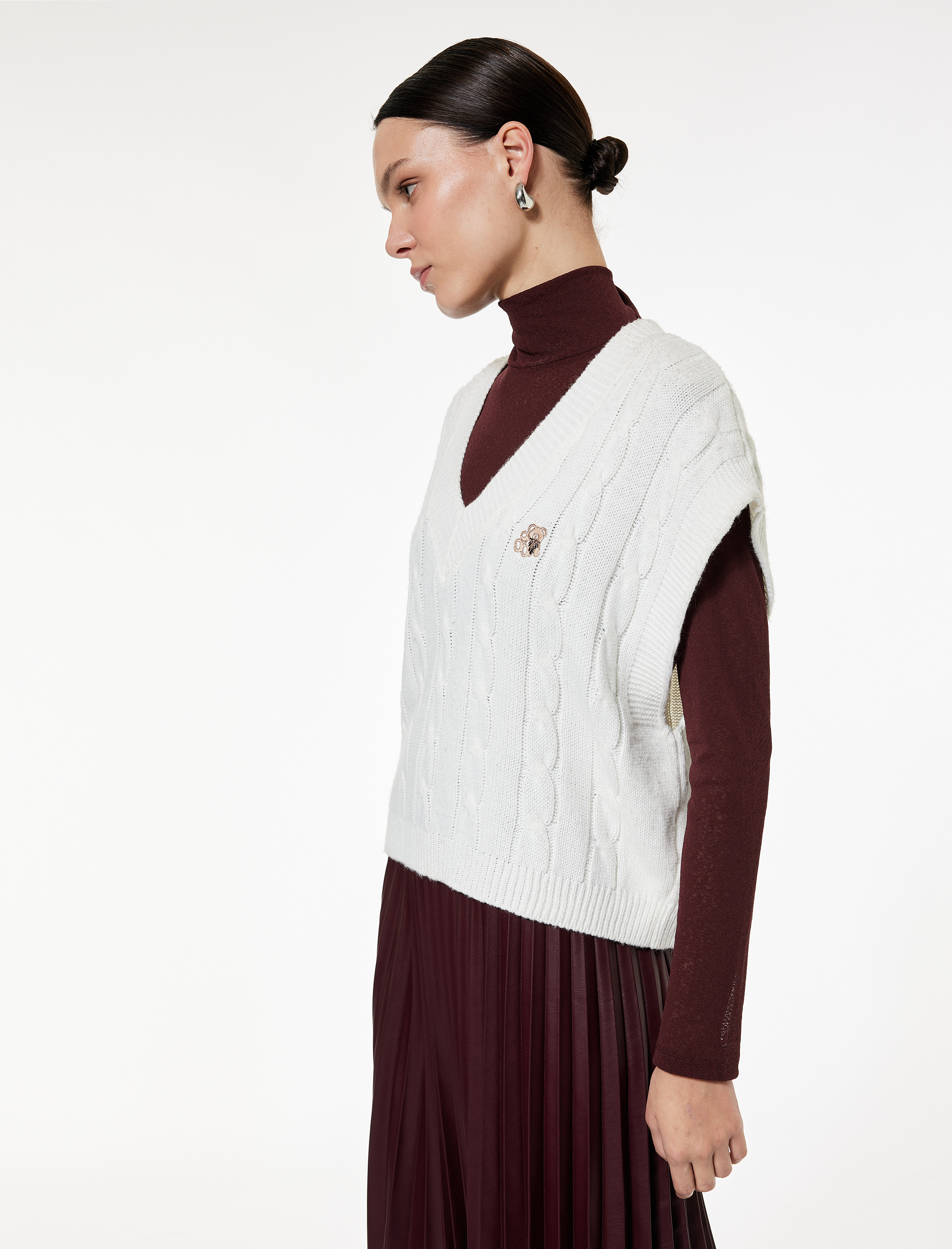   Ayıcık Nakış Detaylı Kolsuz V Yaka Saç Örgü Süveter