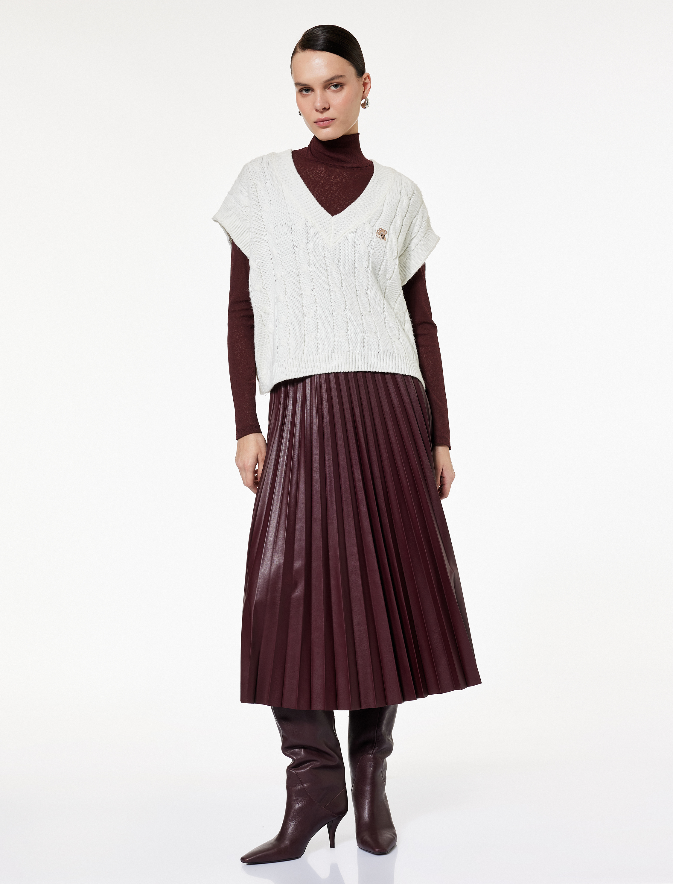   Ayıcık Nakış Detaylı Kolsuz V Yaka Saç Örgü Süveter