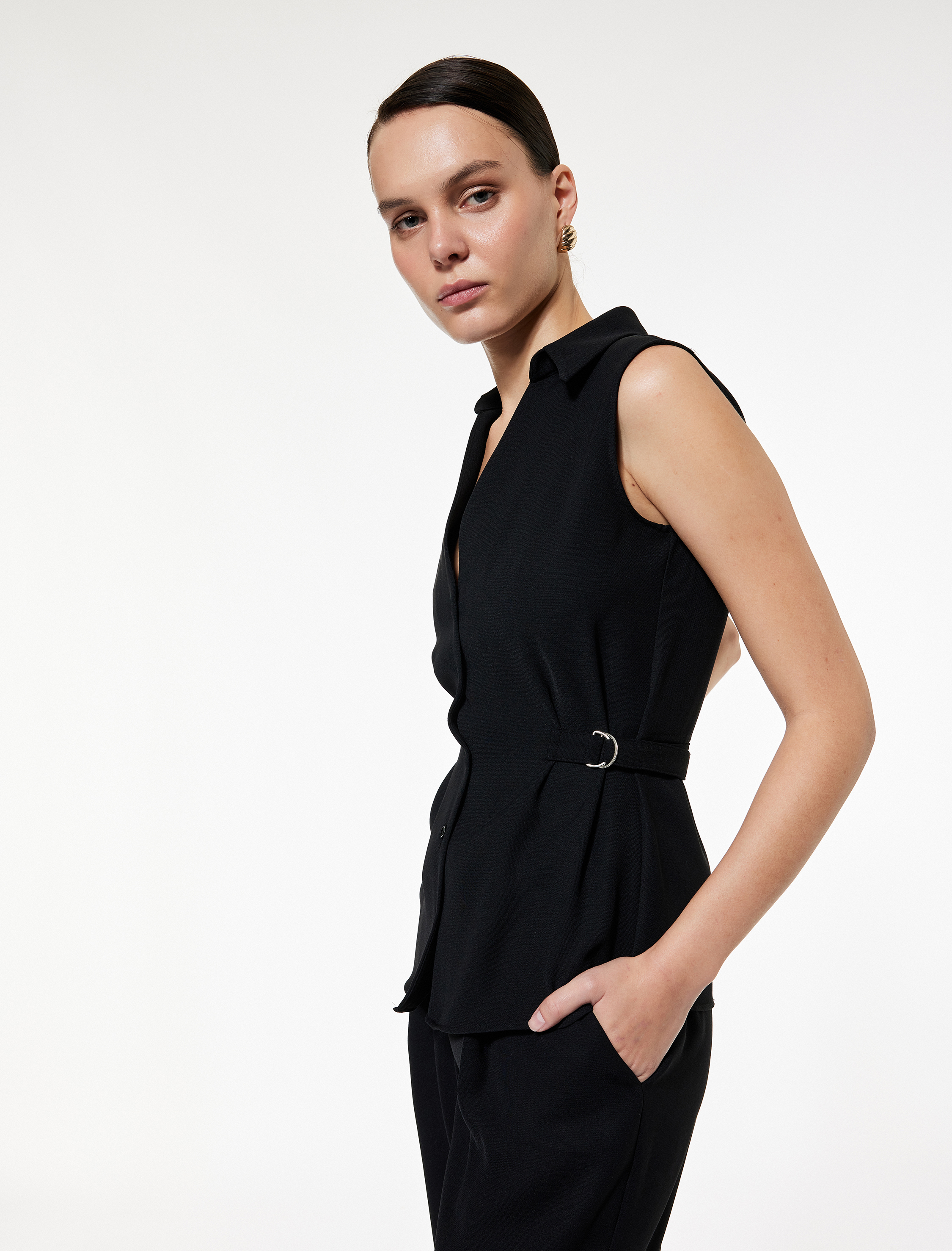   Klasik Yaka Yarım Kemer Detaylı Krep Kolsuz Gömlek