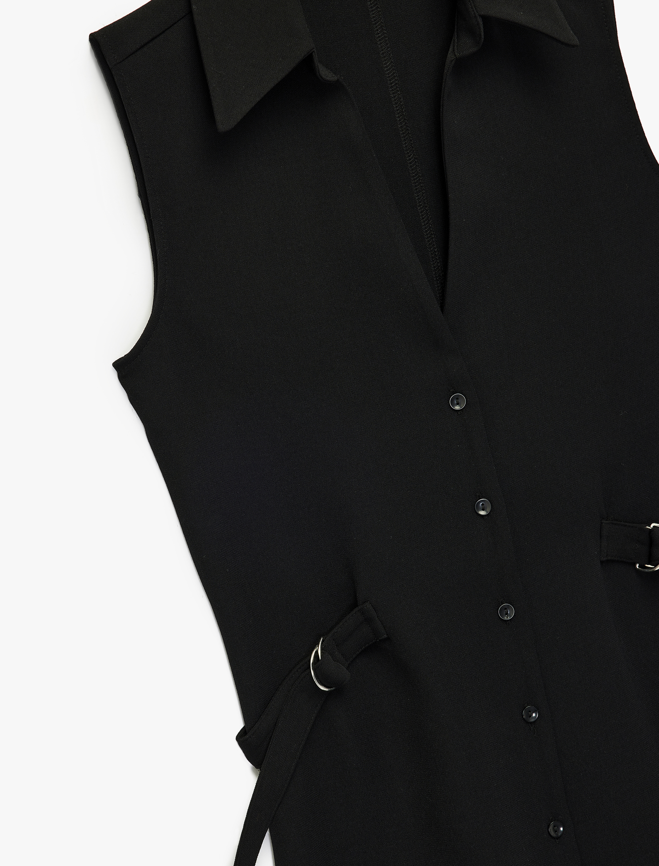   Klasik Yaka Yarım Kemer Detaylı Krep Kolsuz Gömlek