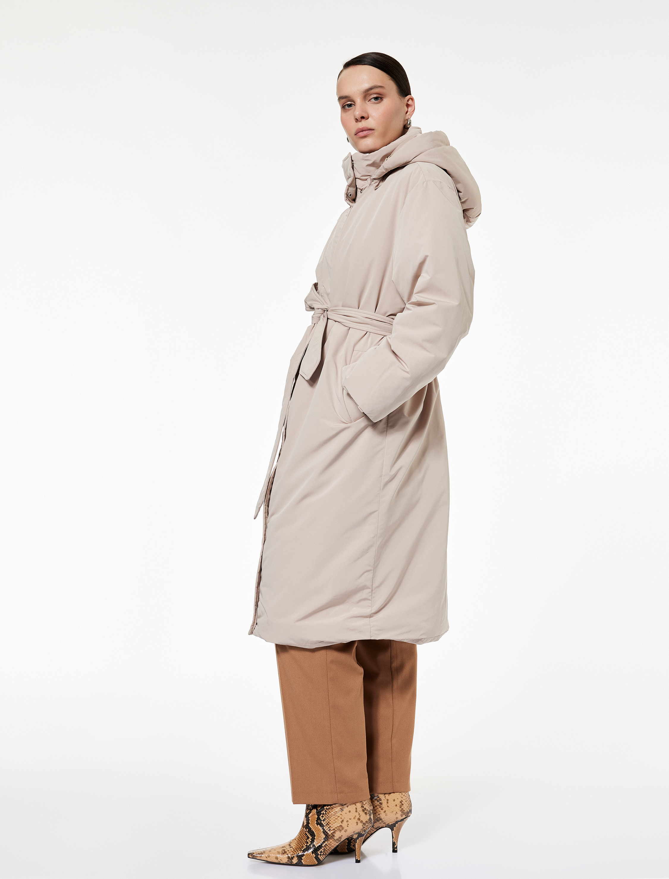   Uzun Kollu Cepli Kemerli Su İtici Kapüşonlu Uzun Anorak Mont