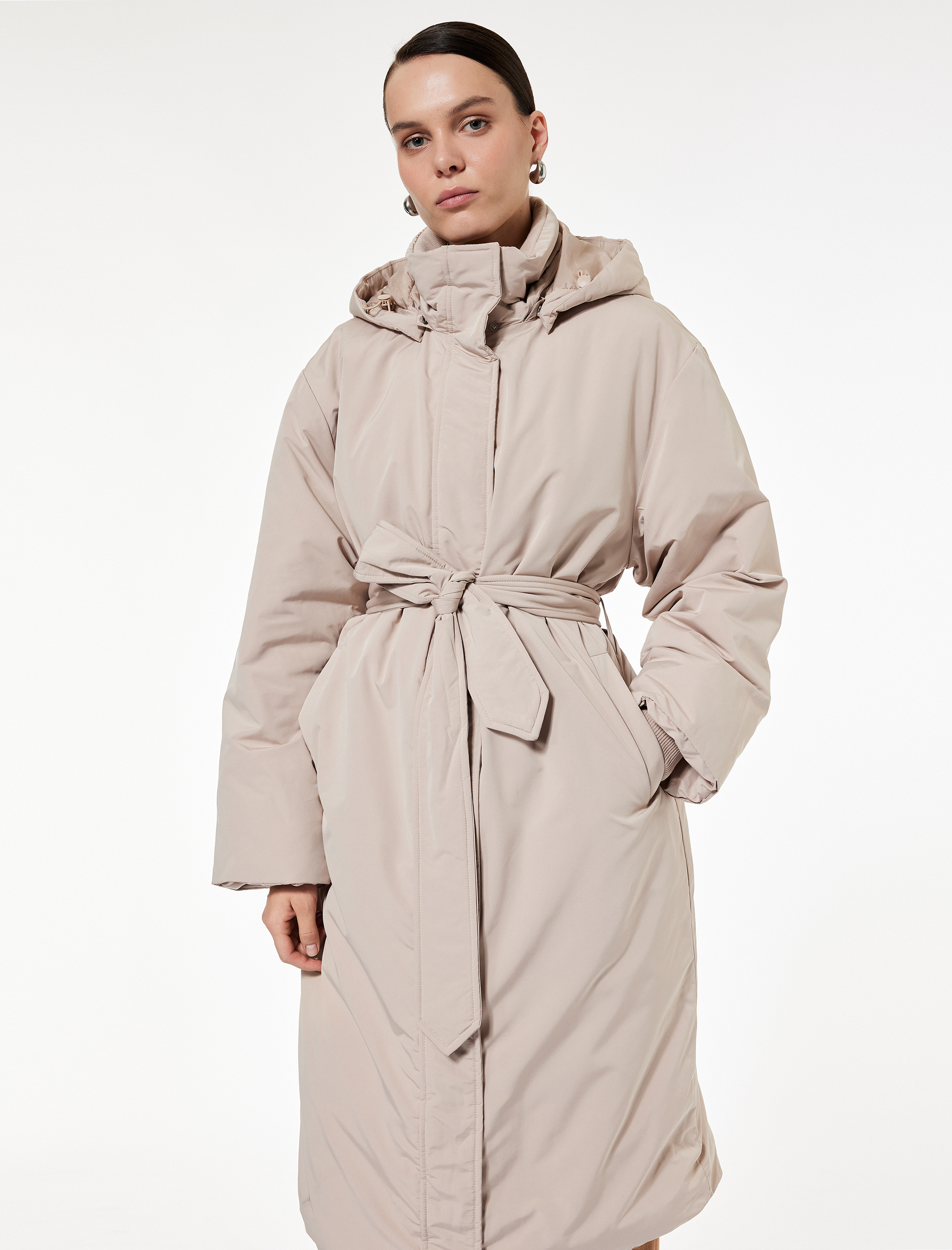   Uzun Kollu Cepli Kemerli Su İtici Kapüşonlu Uzun Anorak Mont