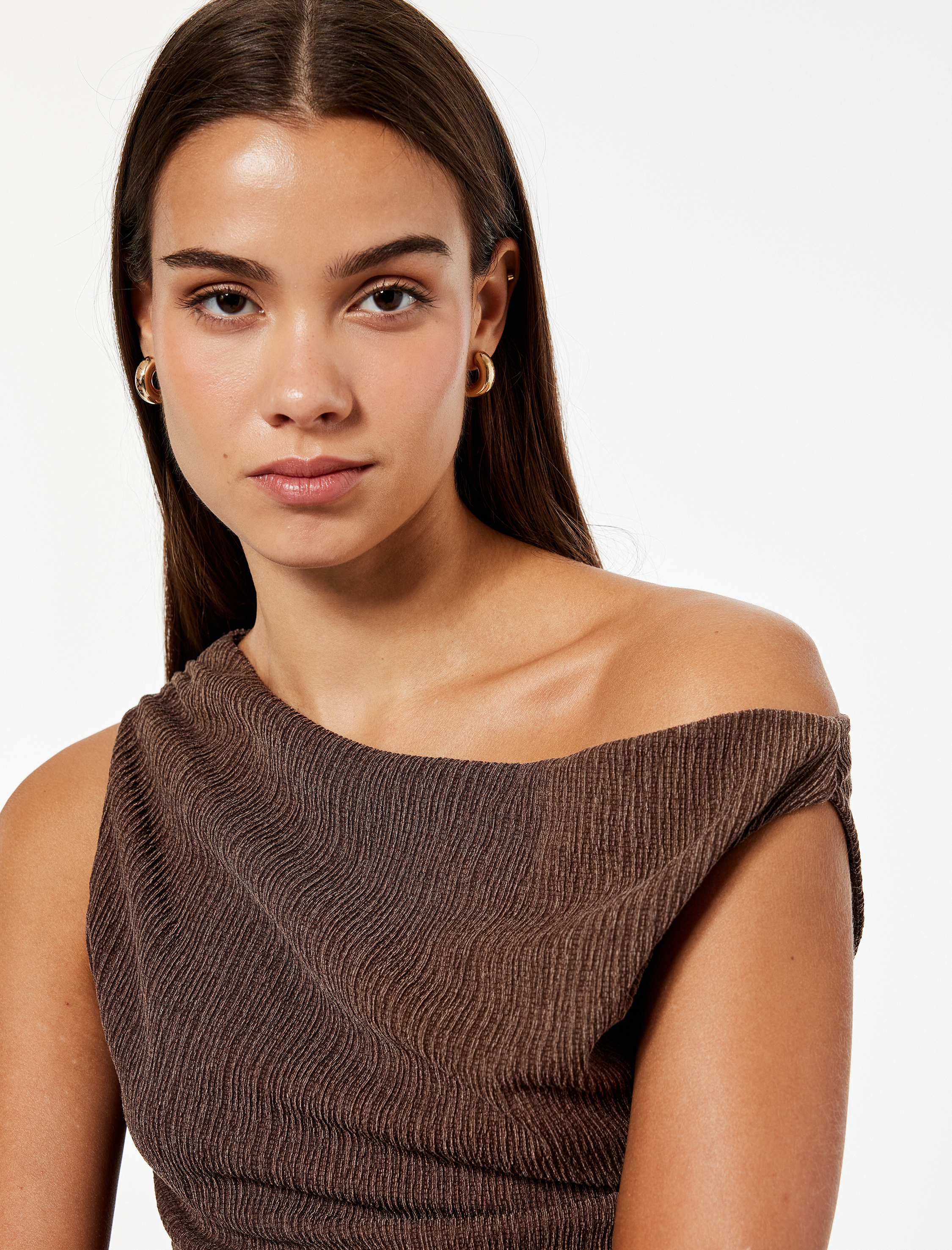   Viskon Karışımlı Drape Detaylı Dokulu Asimetrik Yaka Kolsuz Bluz