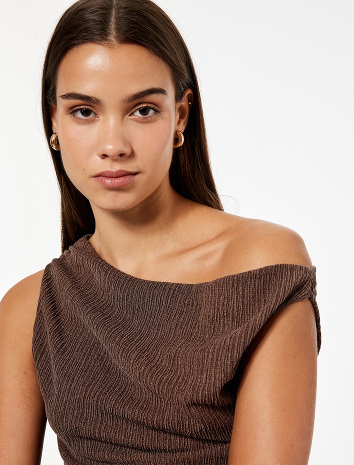  Viskon Karışımlı Drape Detaylı Dokulu Asimetrik Yaka Kolsuz Bluz