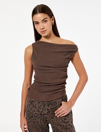 Viskon Karışımlı Drape Detaylı Dokulu Asimetrik Yaka Kolsuz Bluz