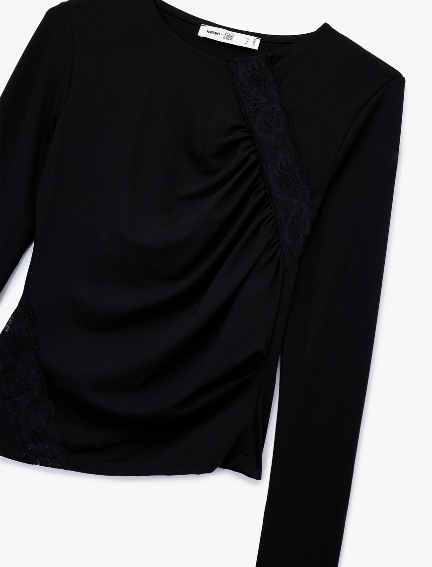   Koton X Sibil Çetinkaya - Slim Fit Dantel Detaylı Drapeli Uzun Kollu Bluz