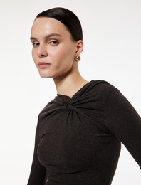 Uzun Kollu Asimetrik Yaka Düğüm Detaylı Bluz