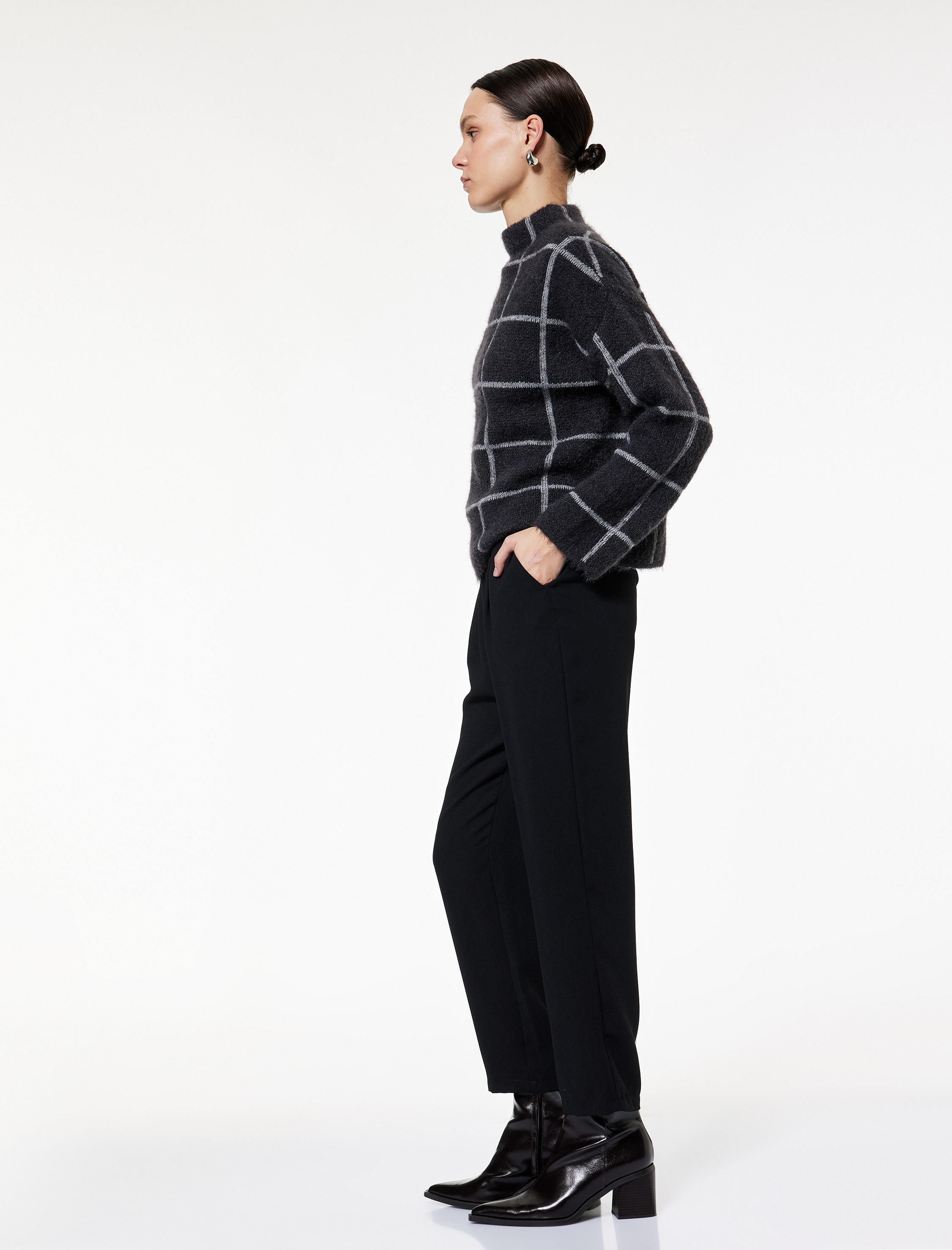   Yüksek Bel Metal Aksesuarlı Cep Detaylı Beli Lastikli Havuç Pantolon