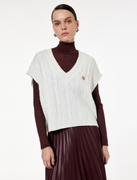 Ayıcık Nakış Detaylı Kolsuz V Yaka Saç Örgü Süveter