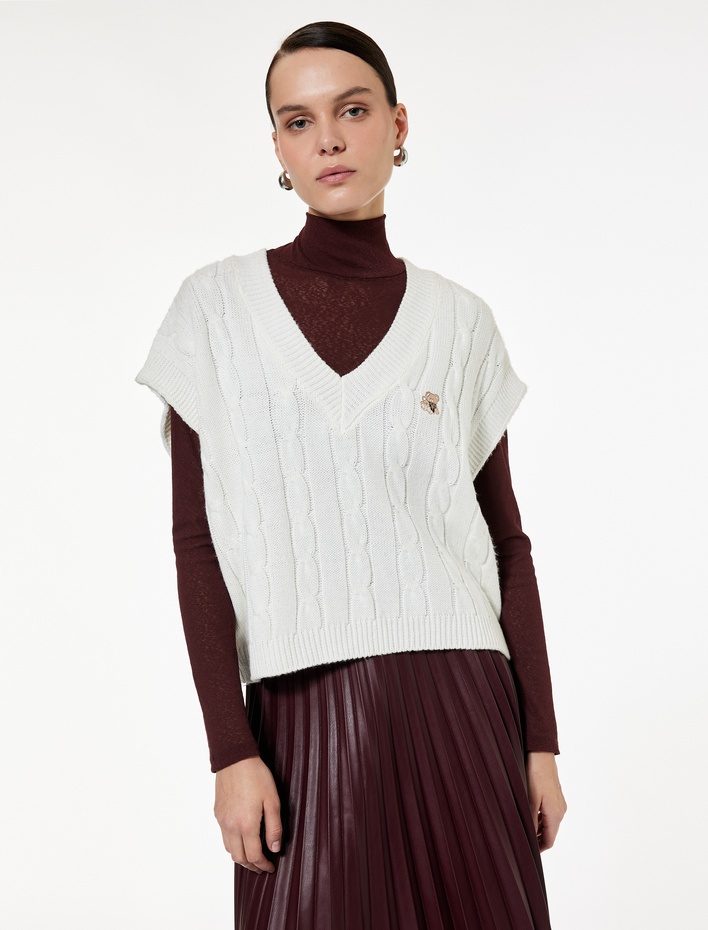  Ayıcık Nakış Detaylı Kolsuz V Yaka Saç Örgü Süveter