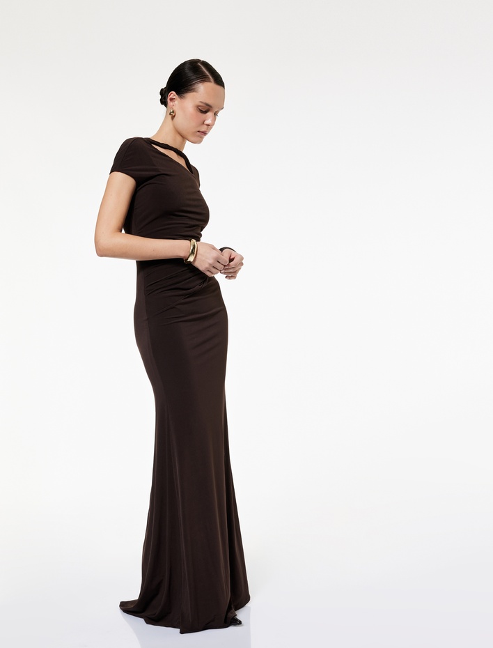  Uzun Kollu Metal Aksesuarlı Sırtı Pencere Detaylı Uzun Tek Omuz Elbise