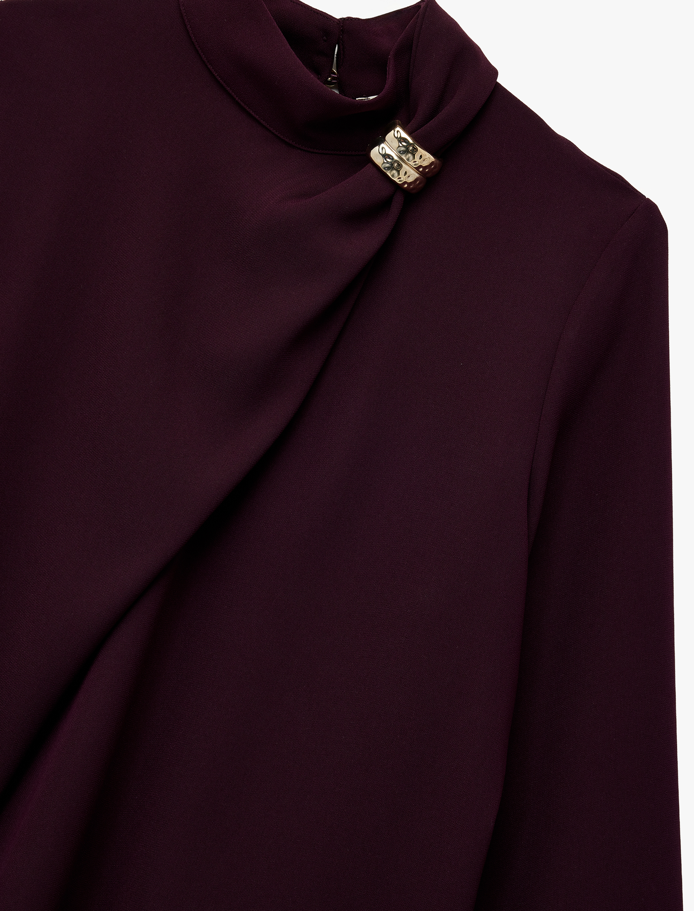 Metal Aksesuarlı Asimetrik Yaka Uzun Kollu Bluz