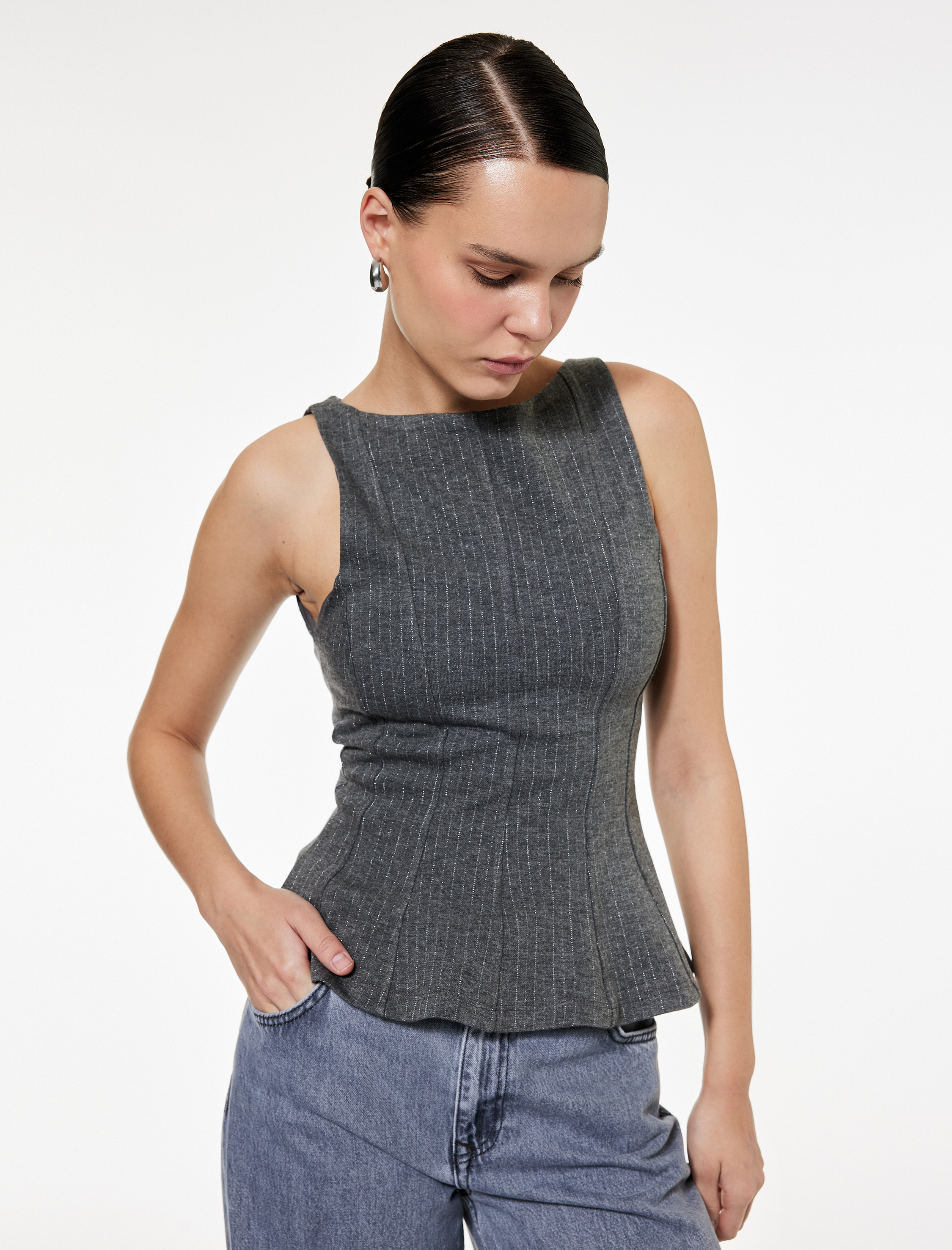   Slim Fit Kayık Yuvarlak Yaka Parıltılı Çizgili Kolsuz Peplum Bluz