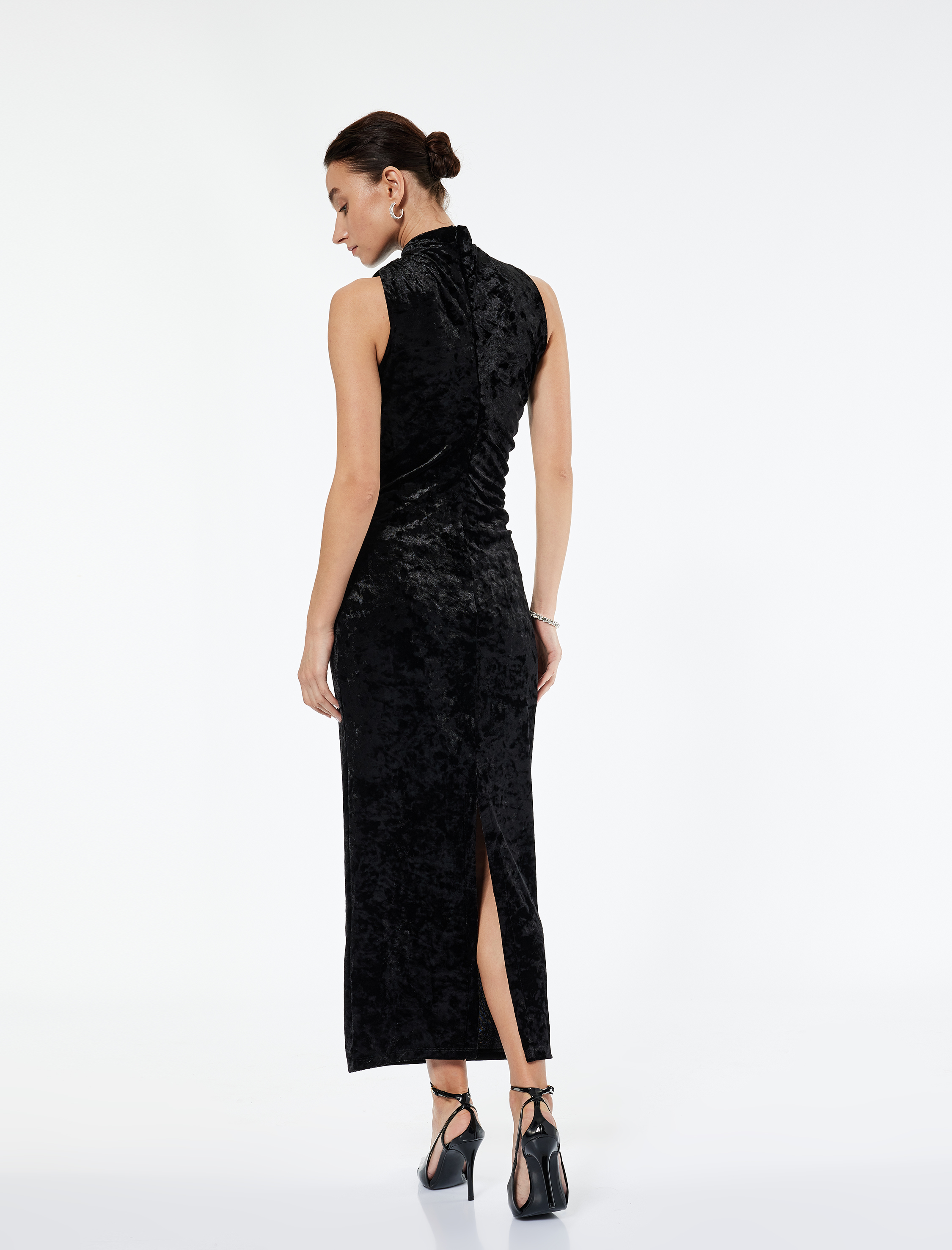   Yırtmaç Detaylı Drapeli Kolsuz Hafif Dik Yaka Dokulu Uzun Kadife Kalem Elbise