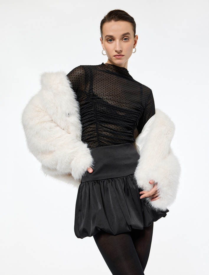  Slim Fit Uzun Kollu Drape Detaylı Puantiyeli Dik Yaka Tül Tişört