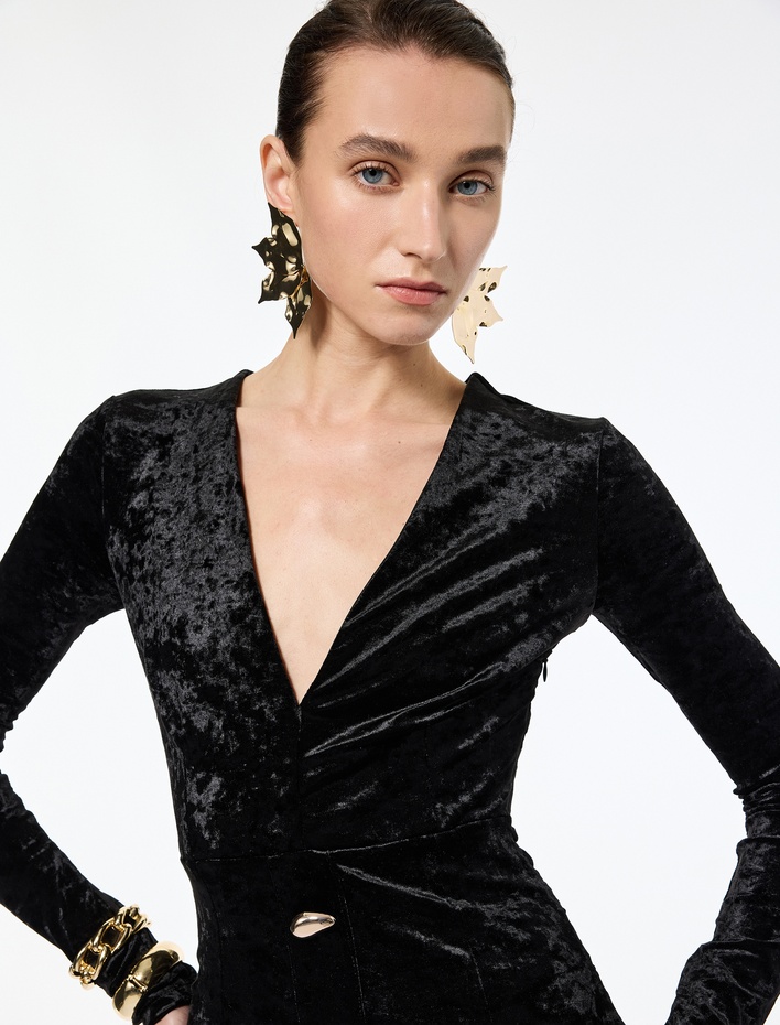 V Yaka Uzun Kollu Metal Aksesuarlı Slim Fit Kadife Elbise