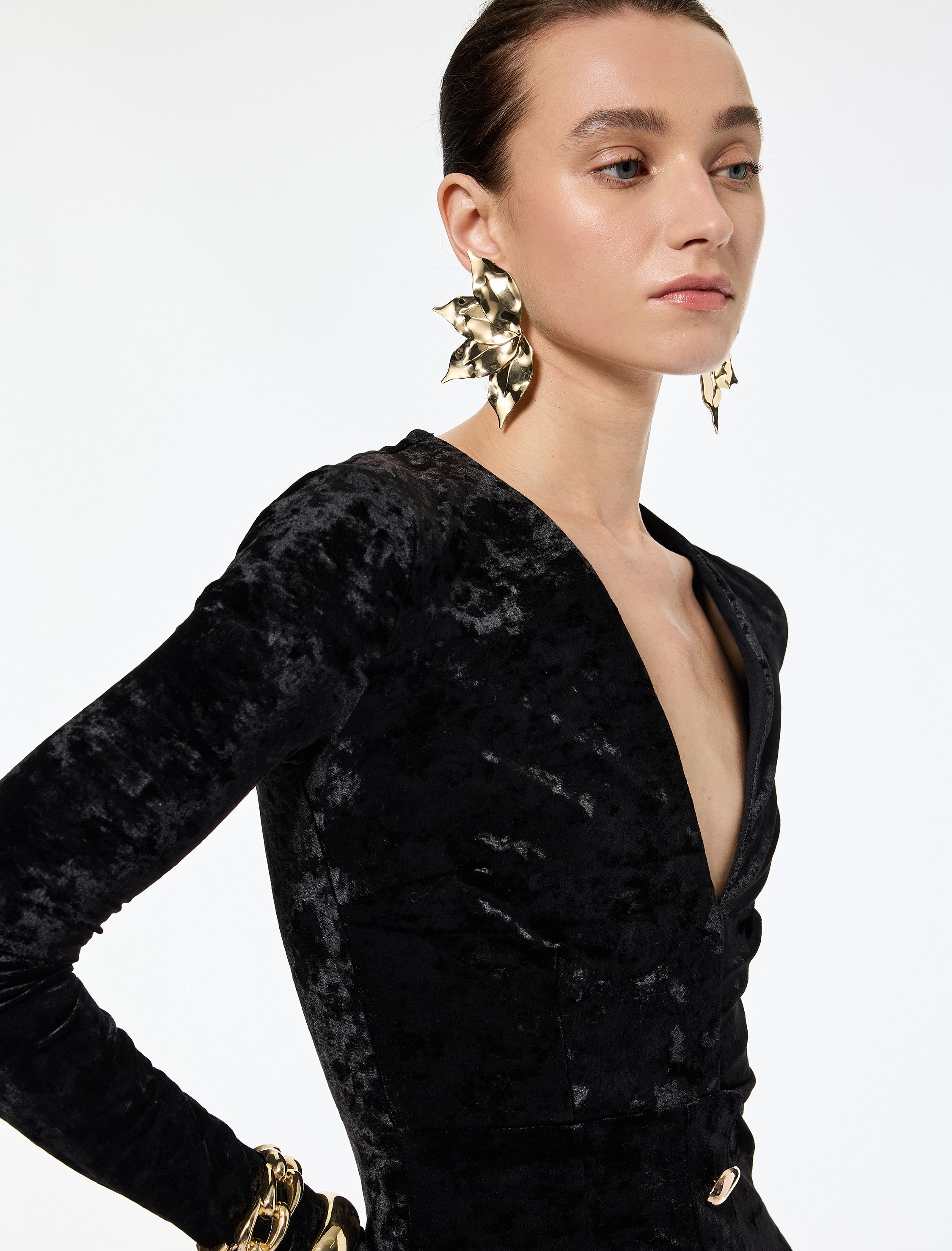   V Yaka Uzun Kollu Metal Aksesuarlı Slim Fit Kadife Elbise