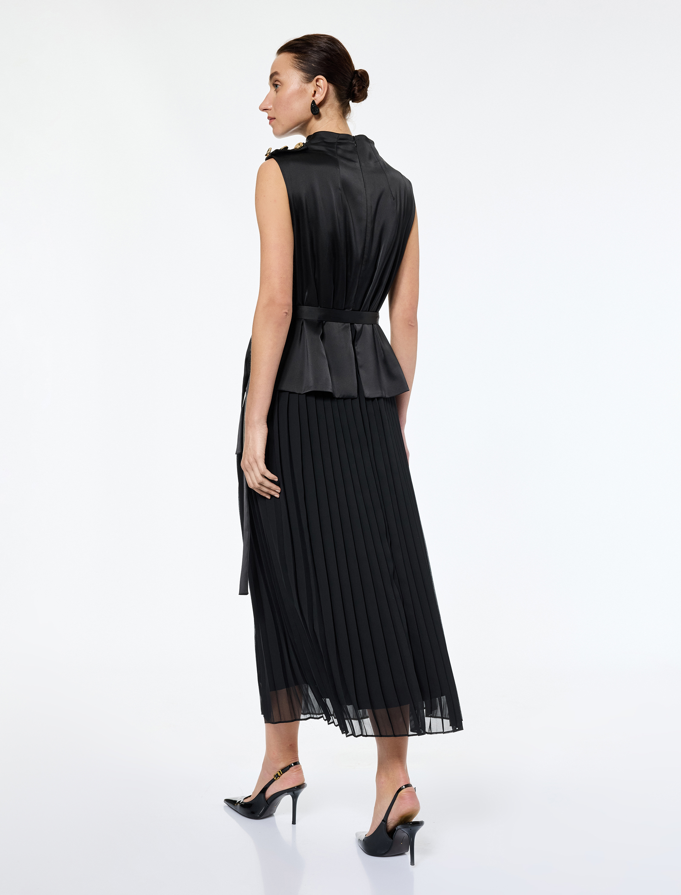   Kolsuz Dik Yaka Kuşak Detaylı Uzun Piliseli Saten Elbise