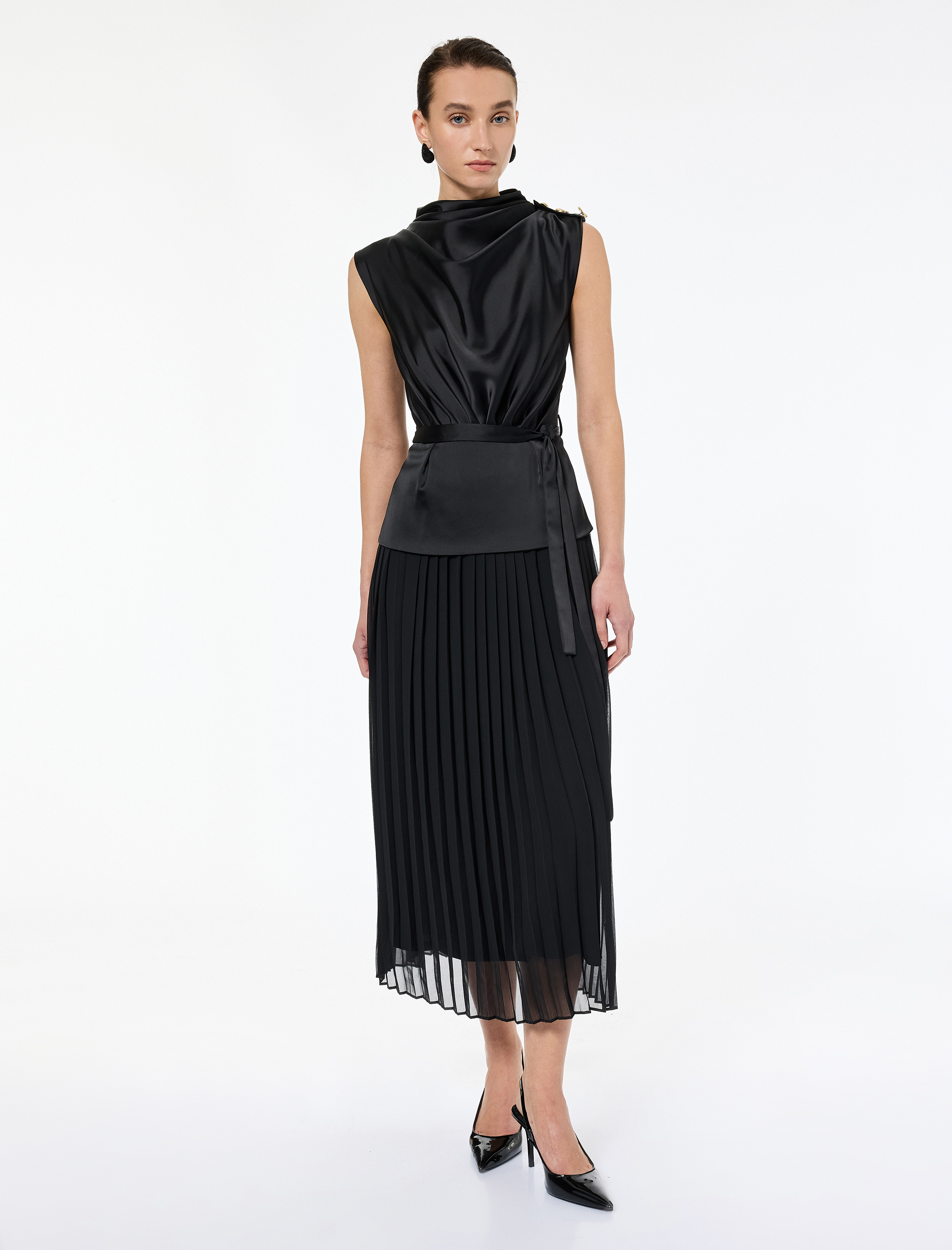   Kolsuz Dik Yaka Kuşak Detaylı Uzun Piliseli Saten Elbise