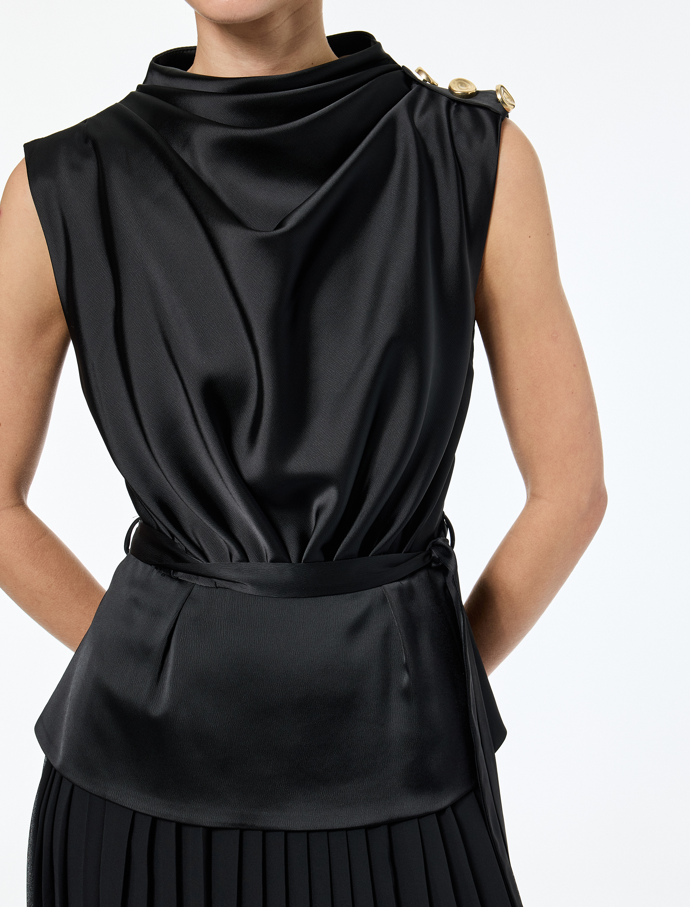   Kolsuz Dik Yaka Kuşak Detaylı Uzun Piliseli Saten Elbise