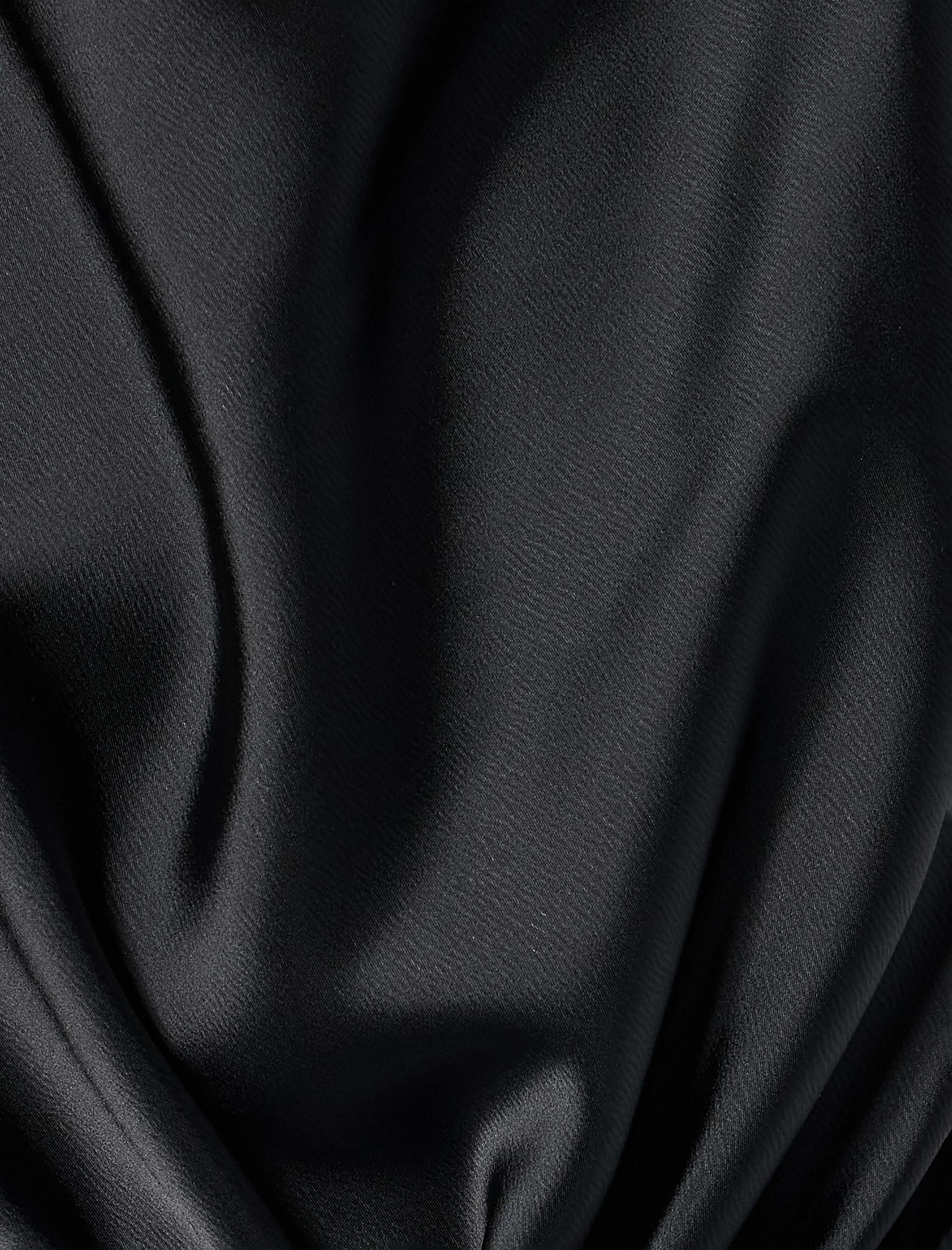   Kolsuz Dik Yaka Kuşak Detaylı Uzun Piliseli Saten Elbise