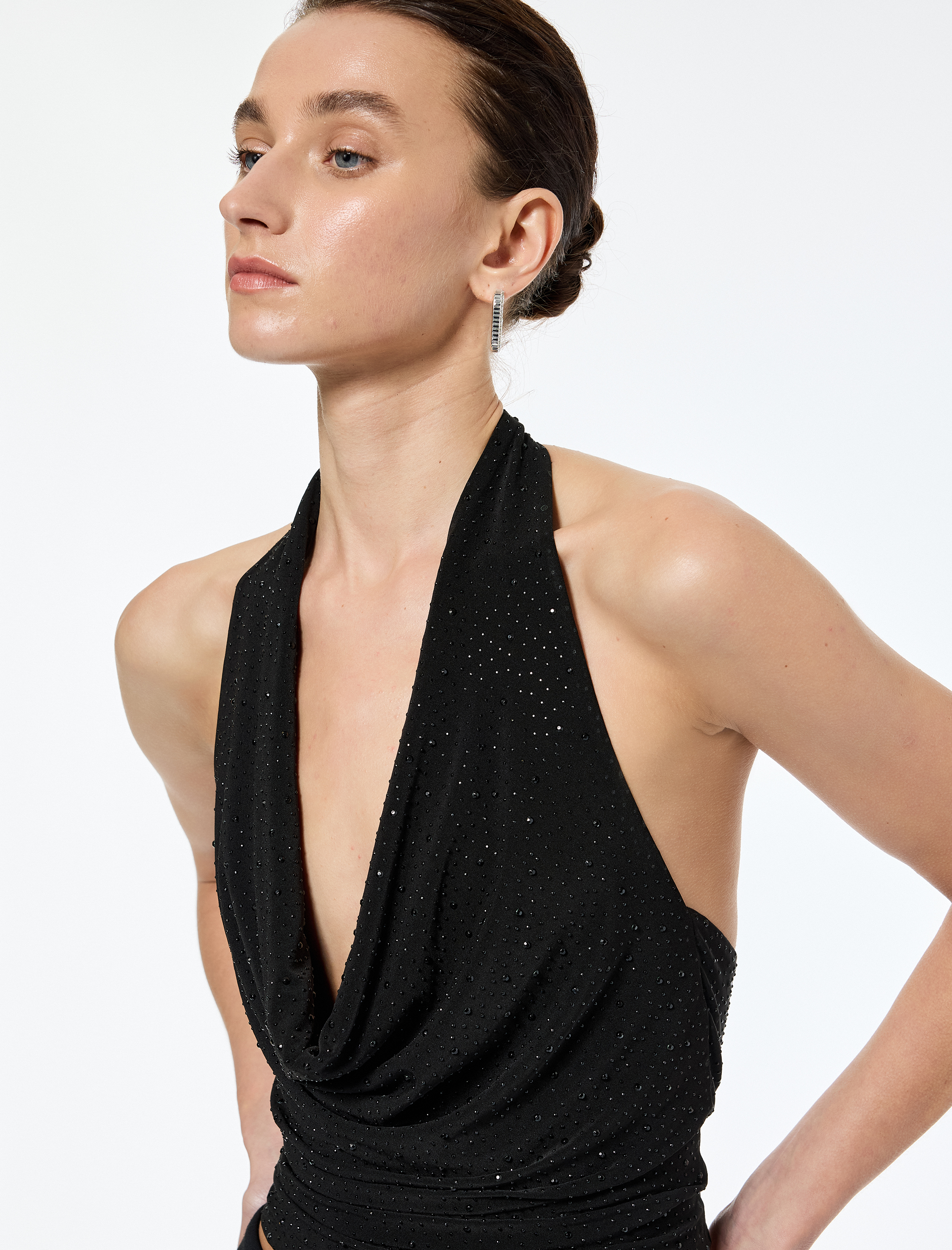   Slim Fit Sırt Dekolteli Taşlı Derin Degaje Yaka Bluz