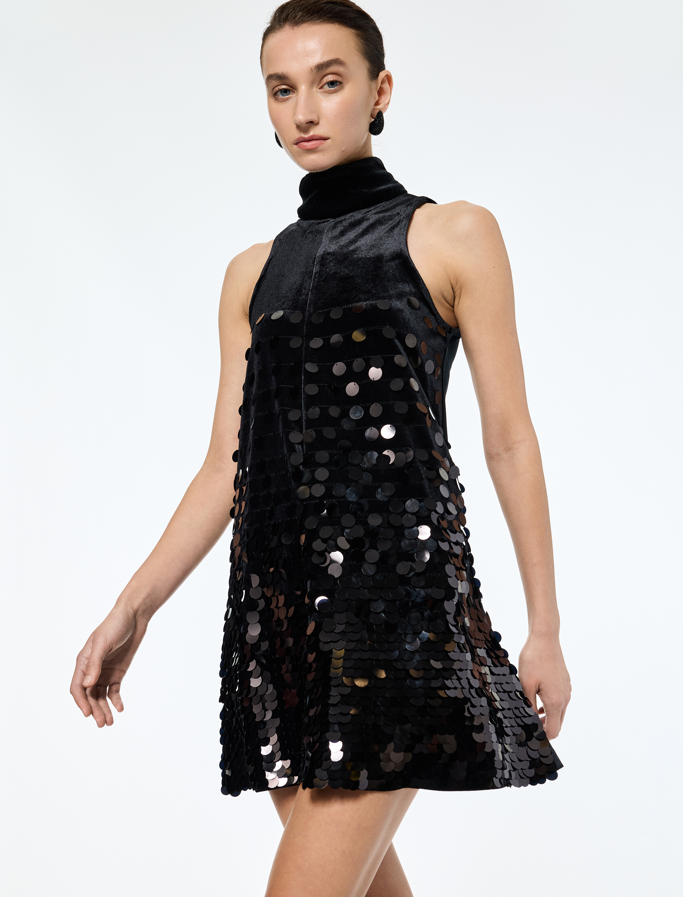   Kolsuz Pul Payet İşlemeli Mini Halter Yaka Kadife Elbise