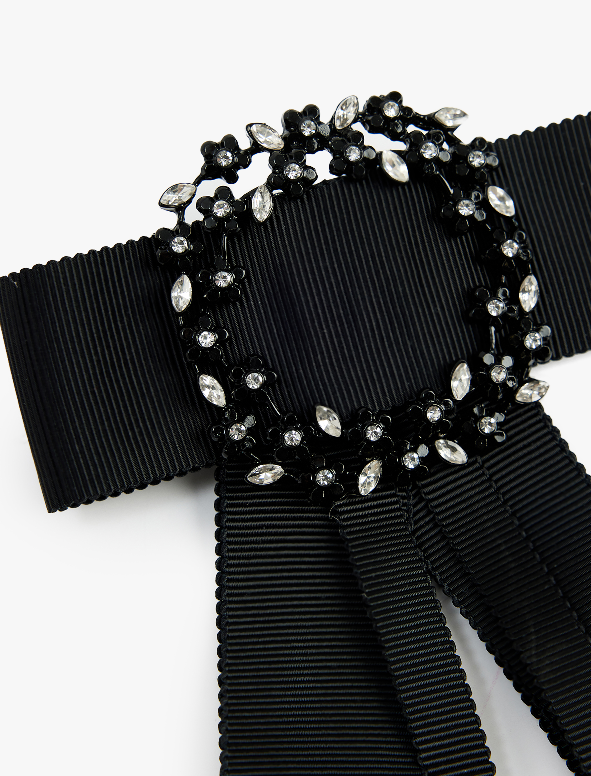 Kadın Çiçekli Taş Detaylı Fiyonklu Choker Kolye