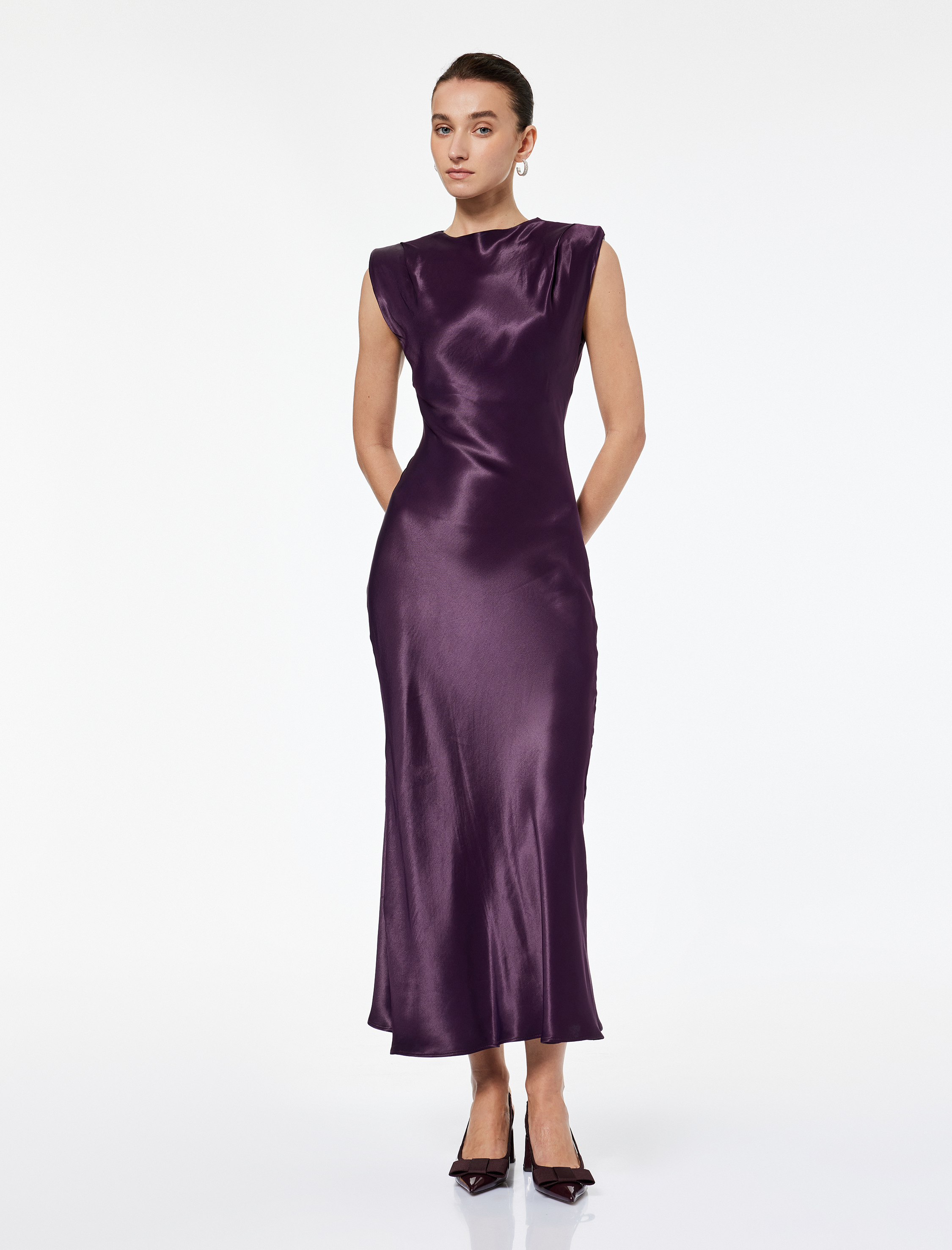   Yuvarlak Yaka Kolsuz Vatkalı Uzun Saten Elbise