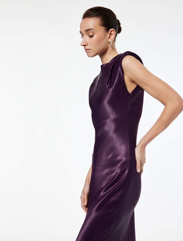  Yuvarlak Yaka Kolsuz Vatkalı Uzun Saten Elbise