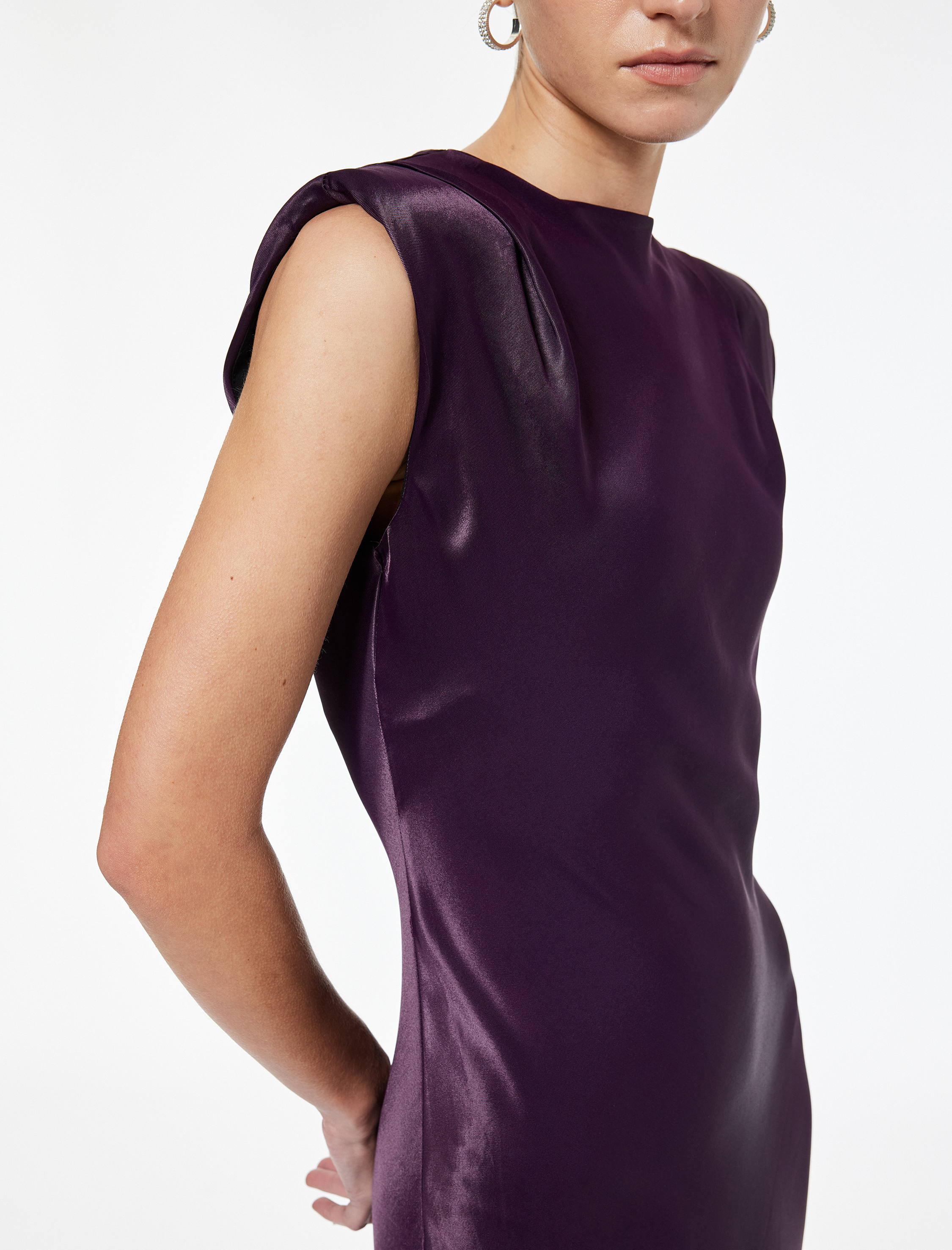   Yuvarlak Yaka Kolsuz Vatkalı Uzun Saten Elbise