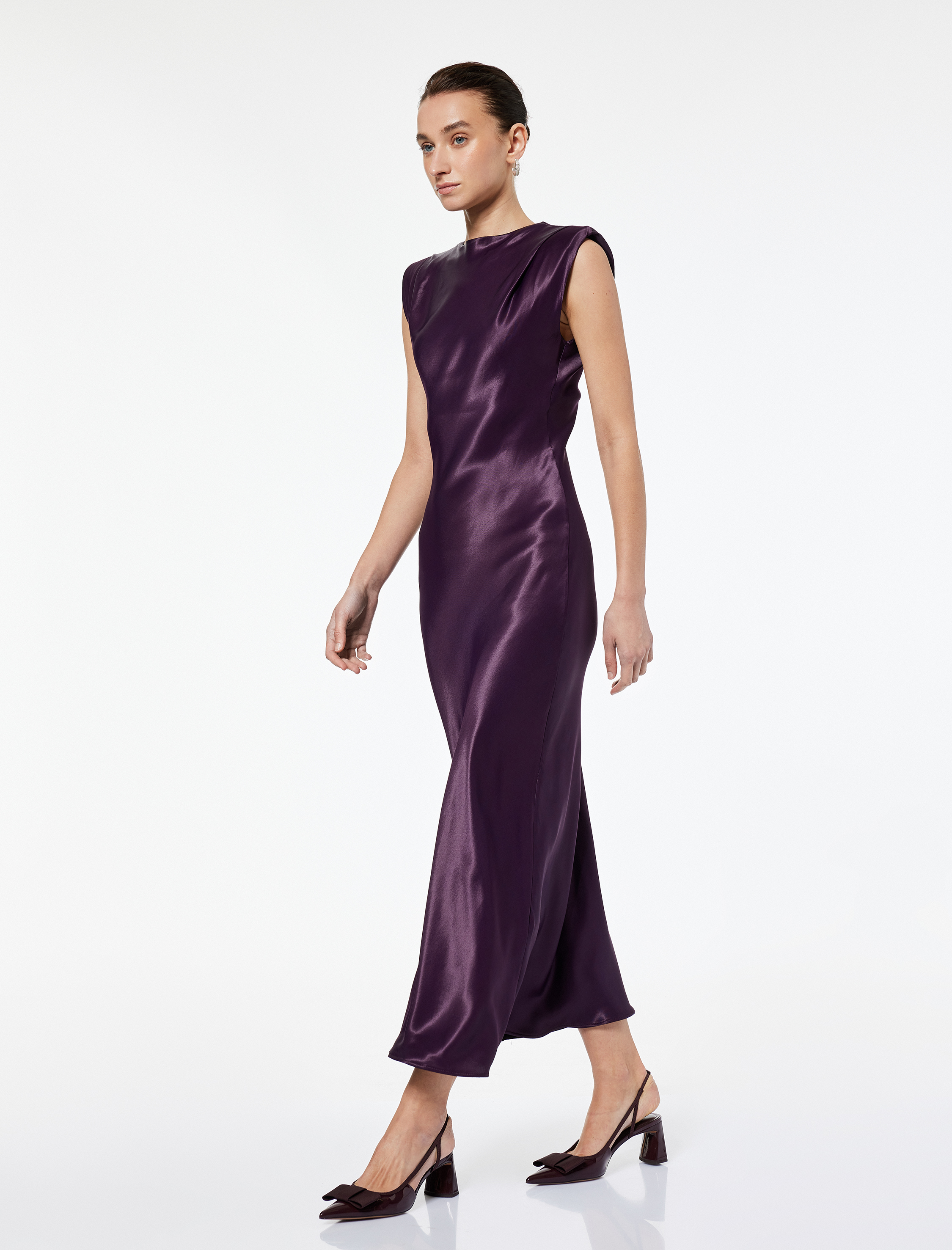   Yuvarlak Yaka Kolsuz Vatkalı Uzun Saten Elbise