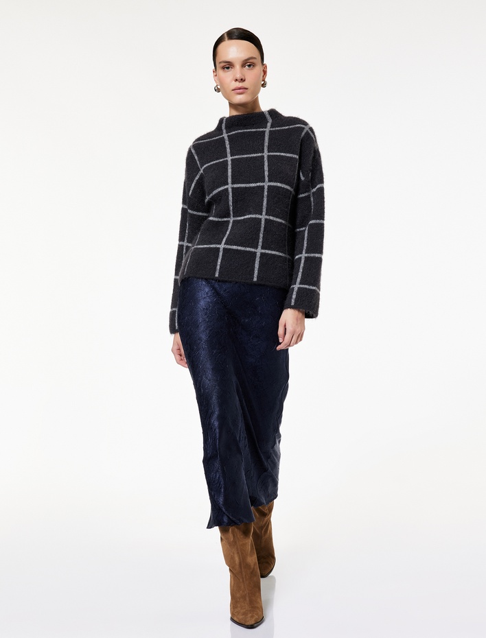  Slim Fit Balık Kesim Dokulu Midi Saten Etek