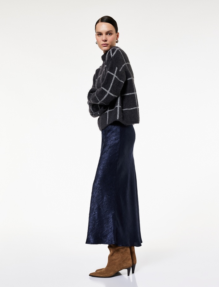  Slim Fit Balık Kesim Dokulu Midi Saten Etek