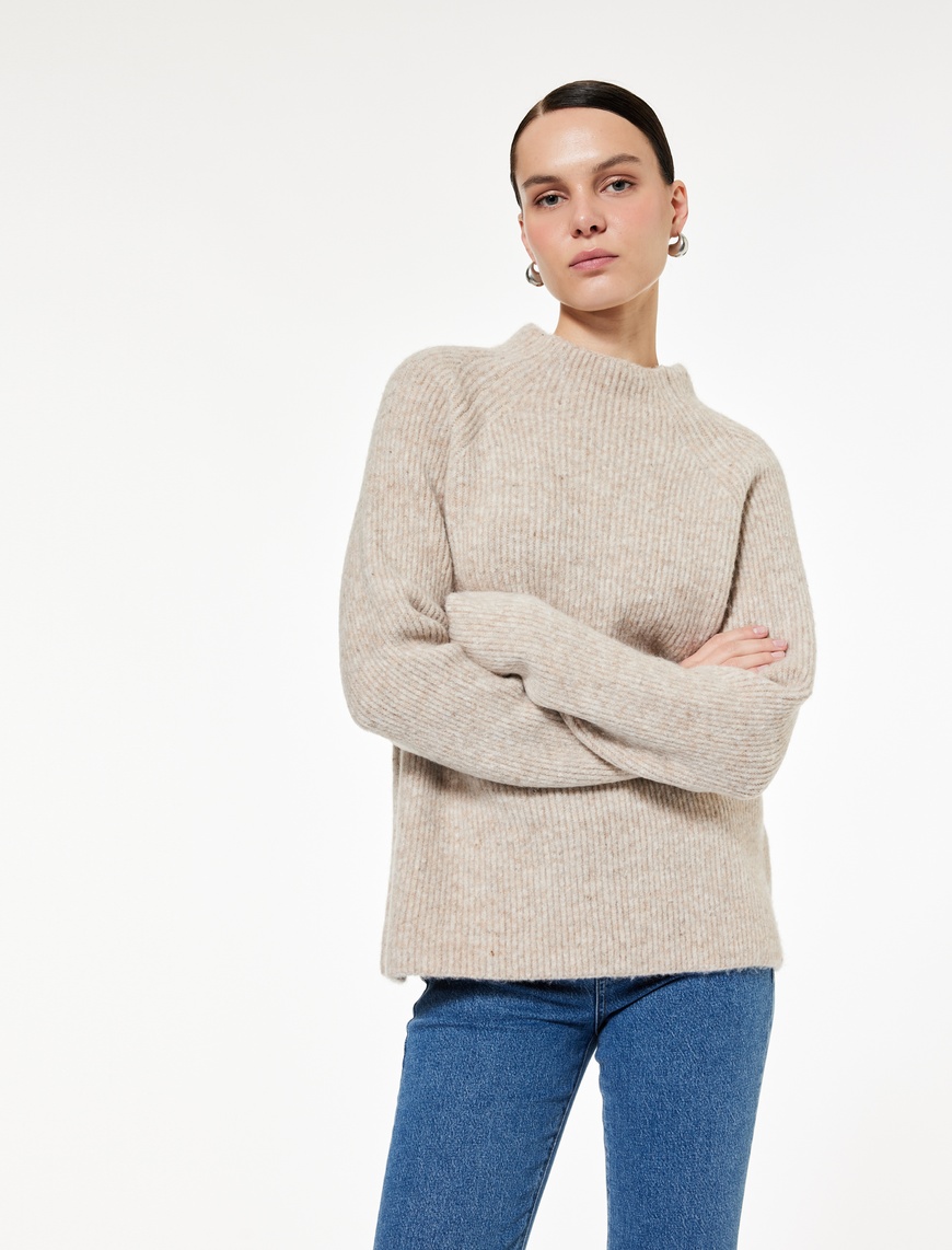 Koton X Sibil Çetinkaya – Uzun Kollu Dik Yaka Triko Peluş Kazak