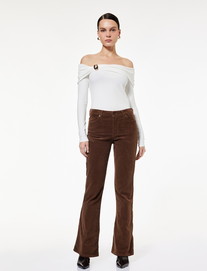  Aksesuar Detaylı Uzun Kollu Omuzu Açık Madonna Yaka Triko Kazak