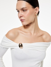 Aksesuar Detaylı Uzun Kollu Omuzu Açık Madonna Yaka Triko Kazak