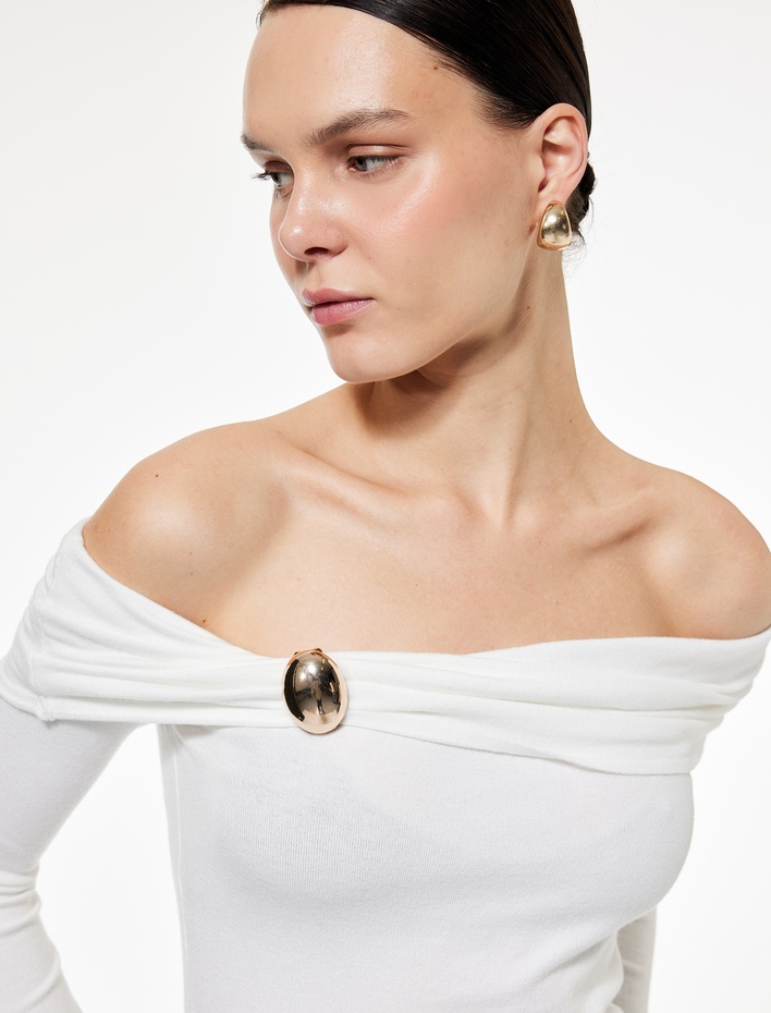  Aksesuar Detaylı Uzun Kollu Omuzu Açık Madonna Yaka Triko Kazak