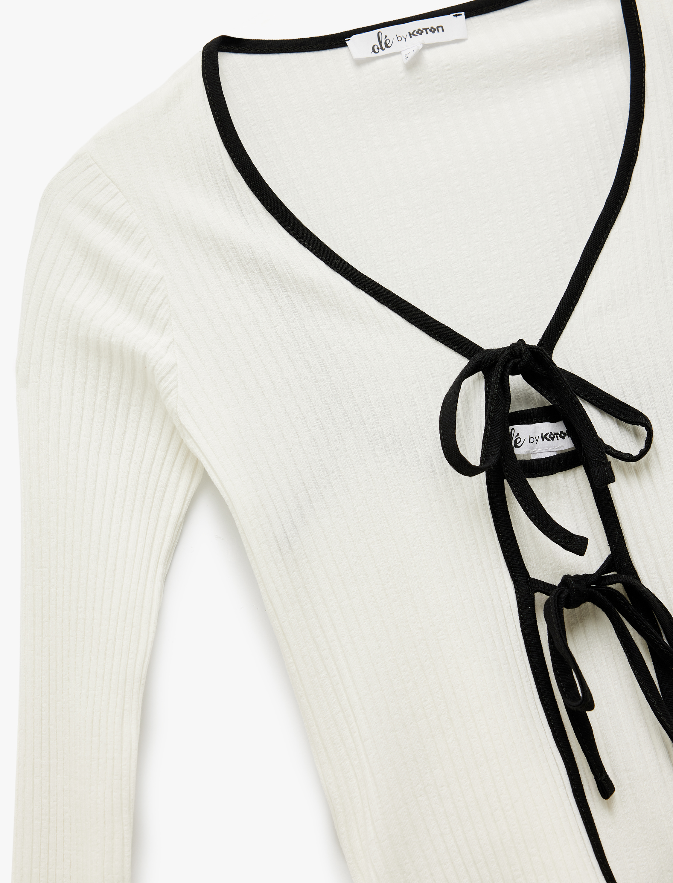   Slim Fit Uzun Kollu Bağlamalı Yaka Fiyonklu Tişört