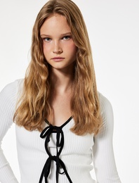 Slim Fit Uzun Kollu Bağlamalı Yaka Fiyonklu Tişört