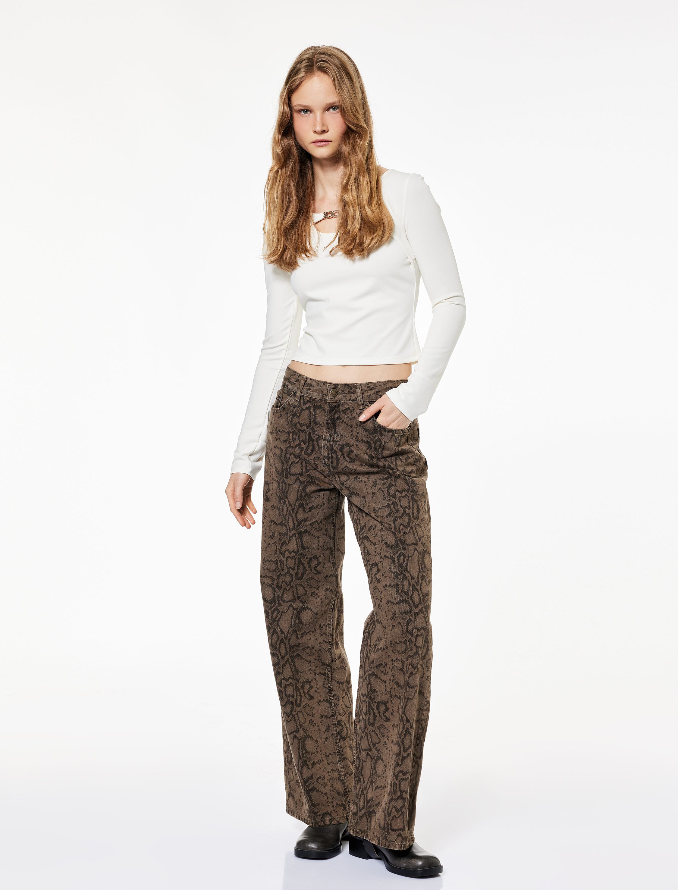   Slim Fit Uzun Kollu Metal Aksesuarlı Pencere Detaylı Halter Yaka Tişört