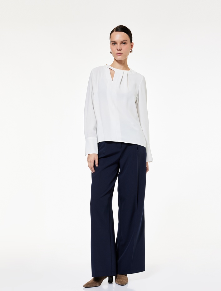  Metal Aksesuarlı Pencere Detaylı Asimetrik Yaka Uzun Kollu Krep Bluz