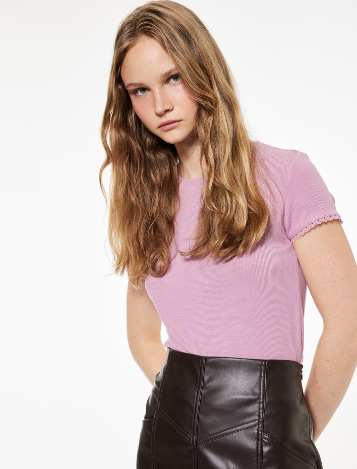  Slim Fit Kısa Kollu Dantel Detaylı Bisiklet Yaka Fitilli Tişört